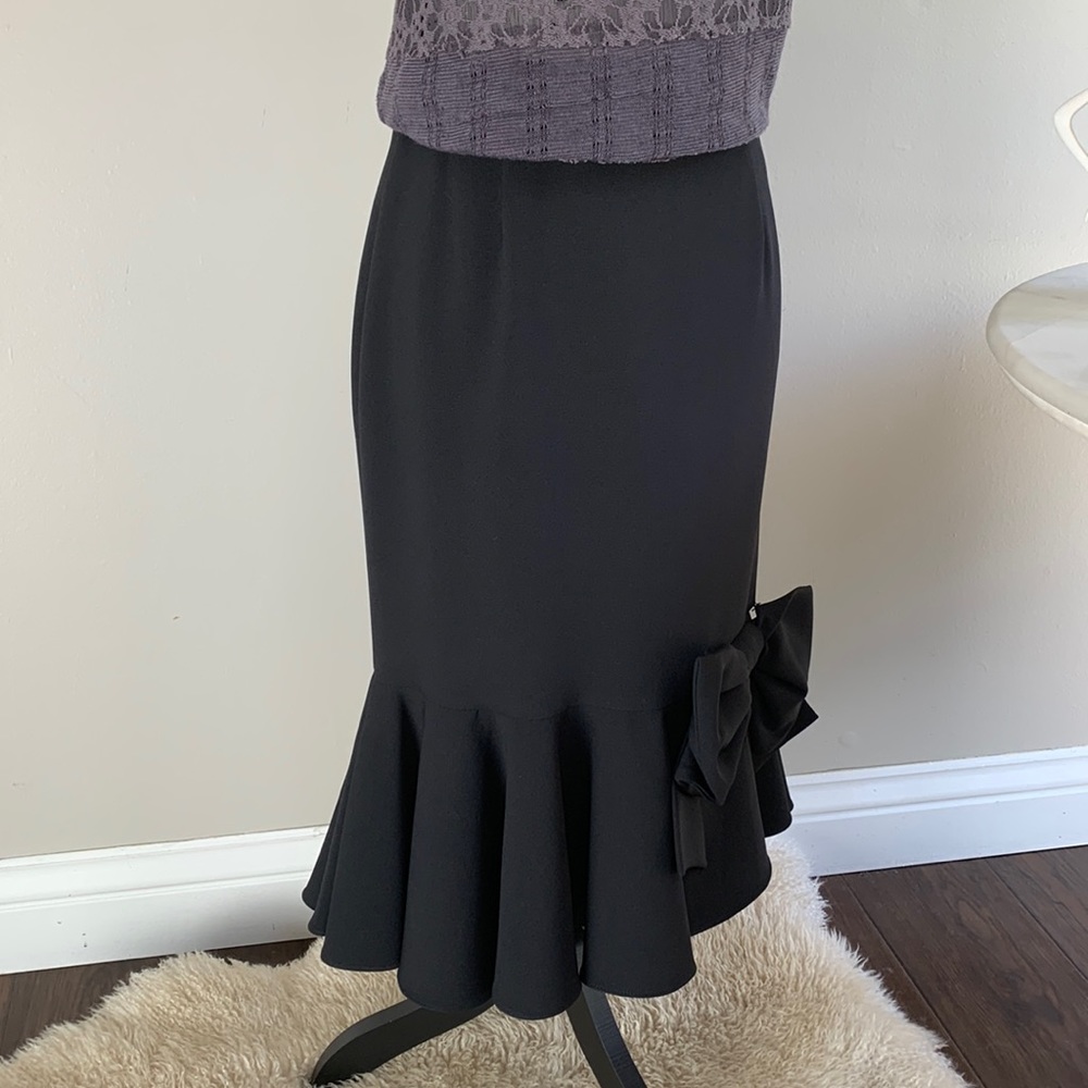 Figure flattering Alberto Makali Mid Length Mermaid Skirt with Large Bow